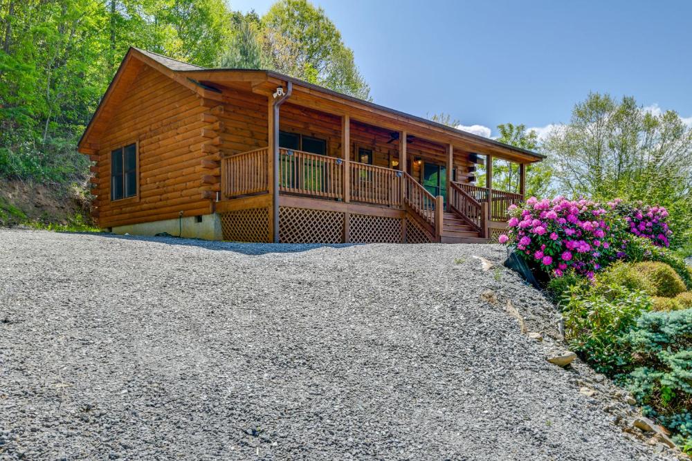 Maggie Valley Cabin 4 Mi to Cataloochee Ski Area!